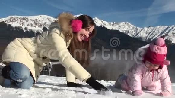 快乐的母亲带着微笑的女儿雕刻视频的预览图