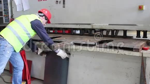 工人在大机器上切割金属板视频的预览图