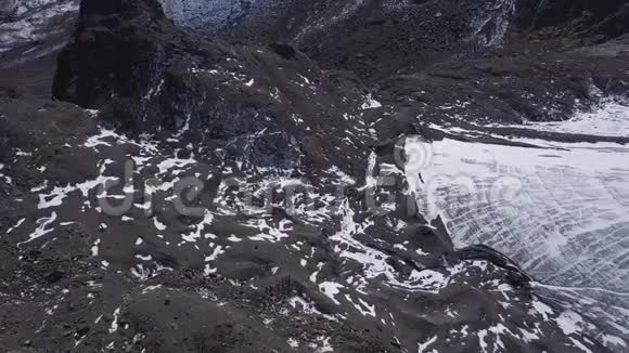 空中俯瞰冰川巨大的冰冻冰和岩石碎片俯视冰川融化生态问题和视频的预览图