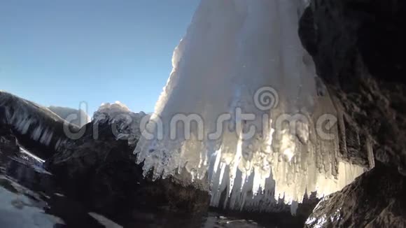 黑海沿岸岩石上的冰柱视频的预览图