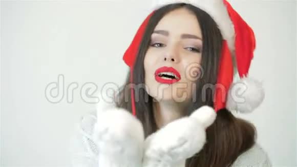 戴圣诞帽的女人吹吻视频的预览图