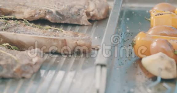 在煤气烤架上烤牛肉牛排视频的预览图