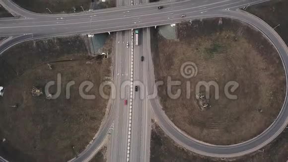 空中无人驾驶飞机向公路立交桥对称桥梁和移动车辆射击视频的预览图