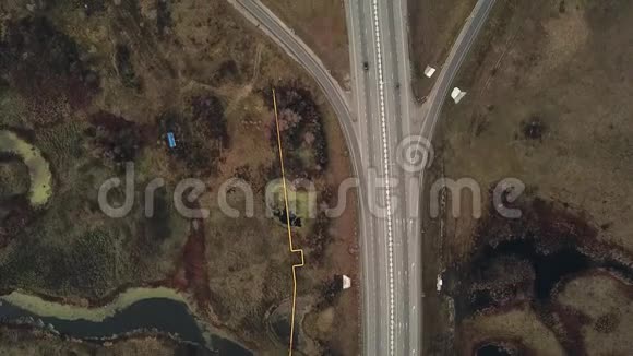 空中无人驾驶飞机向公路立交桥对称桥梁和移动车辆射击视频的预览图