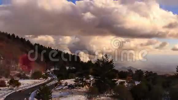 从山上走的蜿蜒的路意大利西西里蒂姆视频的预览图