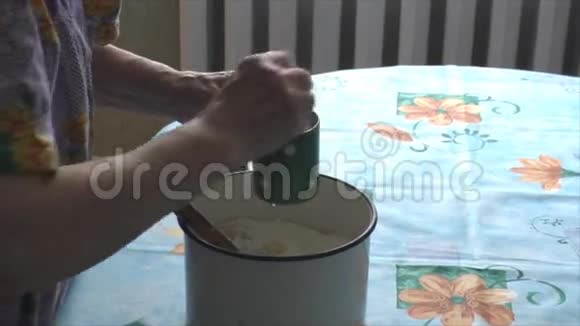 女人把面团蛋加起来视频的预览图