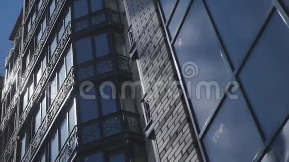 现代建筑上的现代玻璃轮廓视频的预览图