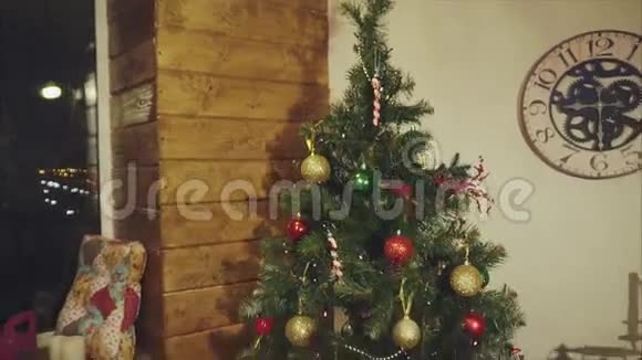 室内圣诞树和装饰品的拍摄视频的预览图