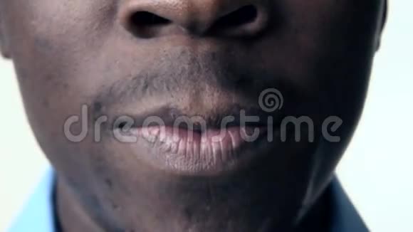 非裔美国人微笑亲吻视频的预览图