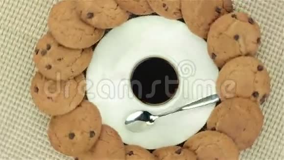 饼干勺子和一杯咖啡视频的预览图