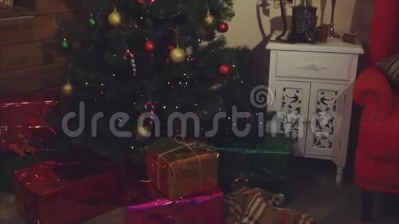 圣诞树礼物和装饰品视频的预览图