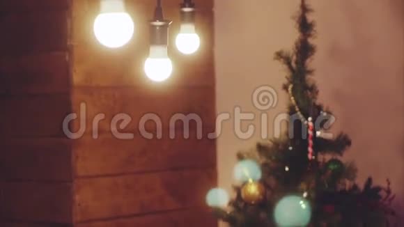 室内圣诞树和装饰品的拍摄视频的预览图