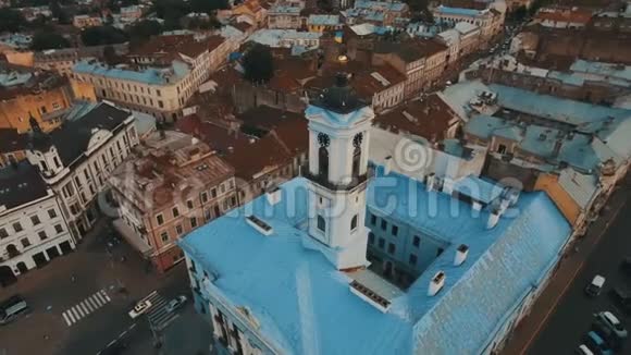 无人机飞过旧城生锈的屋顶乌克兰视频的预览图