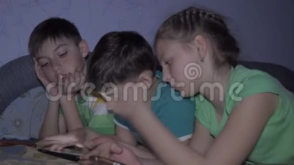 孩子们在平板电脑里玩视频的预览图