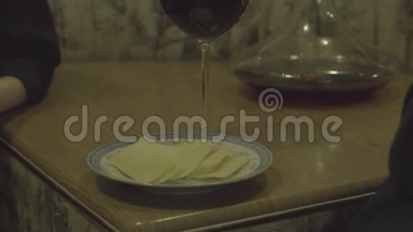 吃奶酪喝葡萄酒的女孩视频的预览图