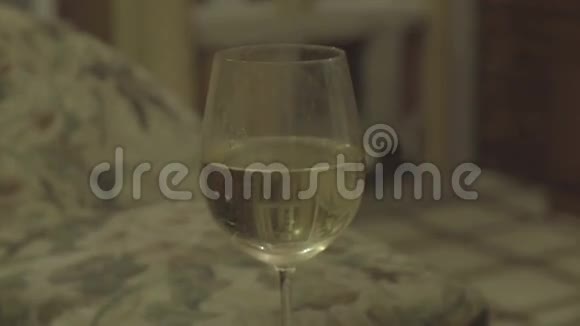 香槟泡泡在玻璃杯里闪闪发光视频的预览图