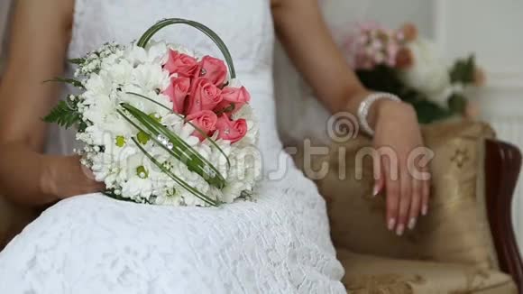 带着结婚花束的新娘视频的预览图