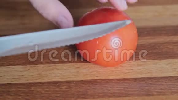 女人的手切蘑菇番茄视频的预览图