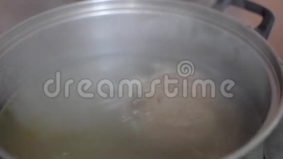 在平底锅里煮汤视频的预览图