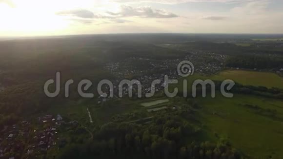 俄罗斯的森林景色夏天日落时天空乌云密布的乡间别墅视频的预览图