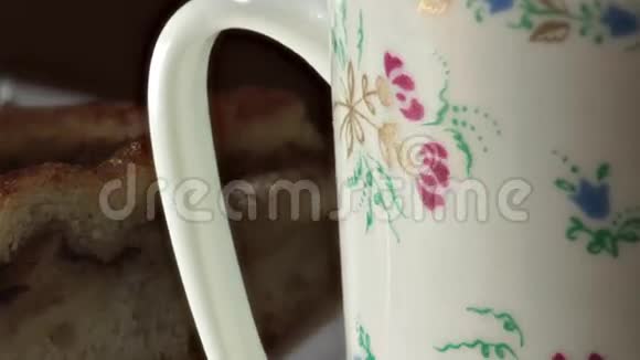 美丽的杯子上画着鲜花和一片甜蜜视频的预览图