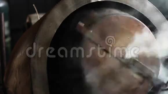 旋转金属桶蒸汽视频的预览图