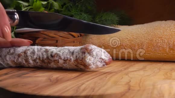 厨师用刀子切香肠视频的预览图