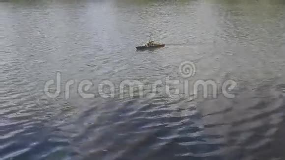 人们在池塘里驾驶遥控木游艇视频的预览图