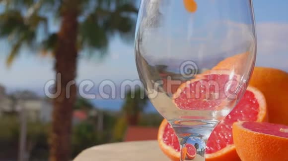 柚子汁倒入酒杯中视频的预览图