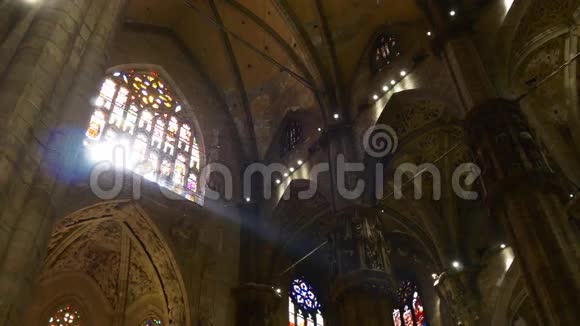 米兰多莫大教堂阳光彩色玻璃窗内部全景4k意大利视频的预览图