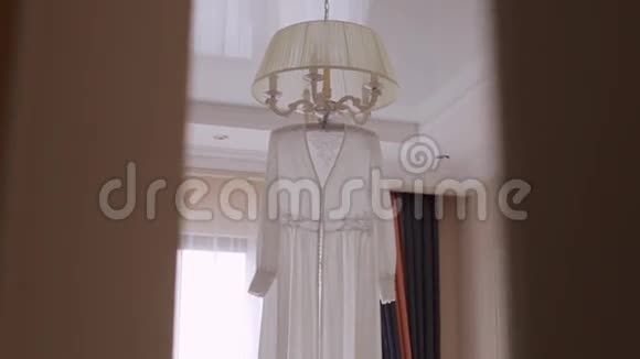 雪纺婚礼婚纱挂在公寓衣架上视频的预览图