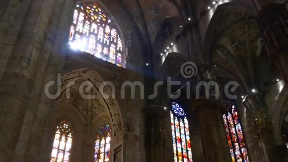 米兰市多摩大教堂阳光彩色玻璃窗内部全景4k意大利视频的预览图
