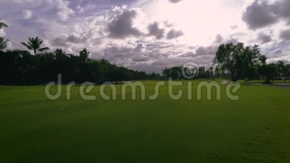 蓬塔卡纳度假村空中视频高尔夫球场上美丽的日落视频的预览图