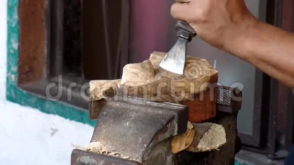 坚硬的木头雕刻成象的小象视频的预览图