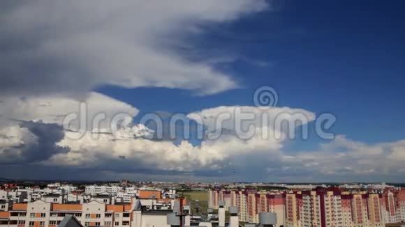 雨云飞过城市上空视频的预览图