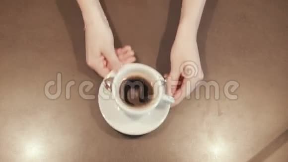 服务员把咖啡放在柜台上顶部视图视频的预览图