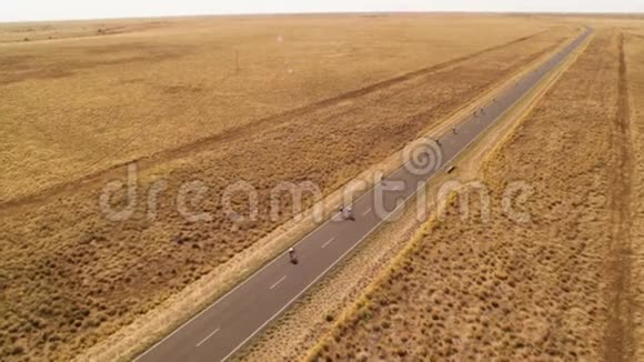 人们骑着自行车在漫长的道路上射击视频的预览图