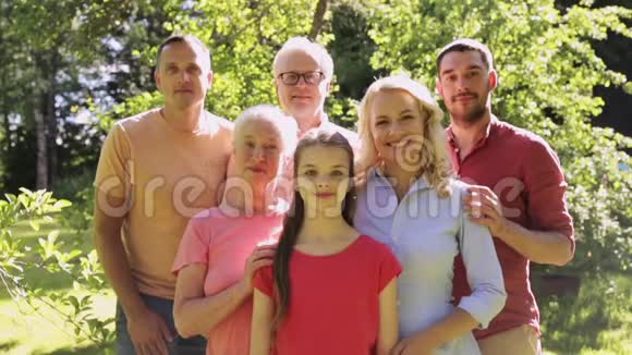快乐的家庭在夏日花园里竖起大拇指视频的预览图