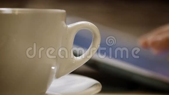 在用垫子工作时喝杯咖啡视频的预览图