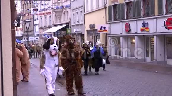 在康斯坦茨庆祝狂欢节德国02042016穿着不同的花式服装在老城区狂欢视频的预览图