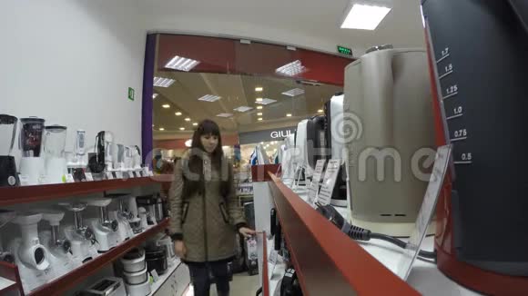 年轻女子在电子商店买水壶视频的预览图
