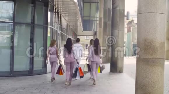 五个有魅力的商界女性在城里散步视频的预览图