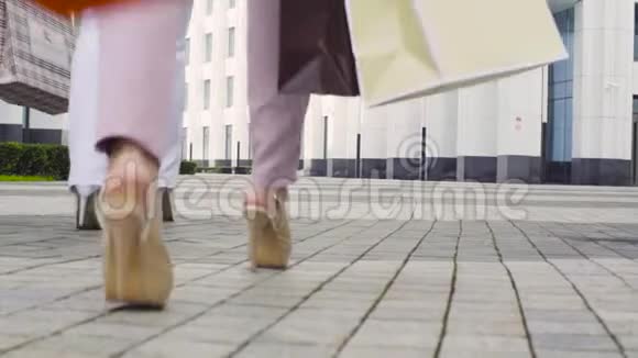 五个有魅力的商界女性在城里散步视频的预览图