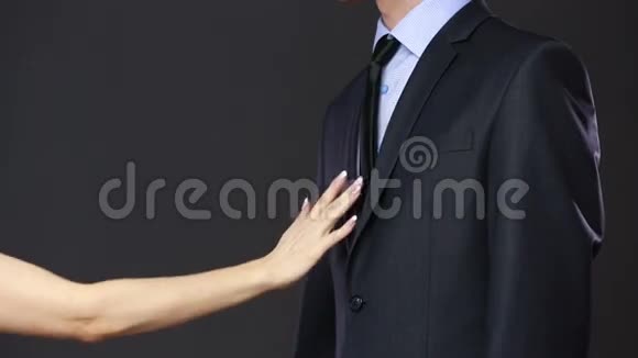女孩拉着男人打领带被拒绝了诱惑概念视频的预览图