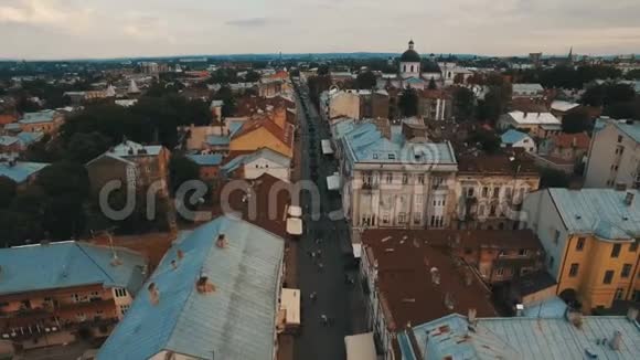 无人机飞过旧城生锈的屋顶乌克兰视频的预览图
