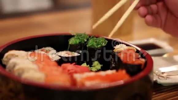 餐厅里有日本料理视频的预览图