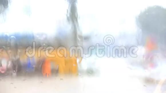 雨滴从车窗上落下来摄像机视频的预览图