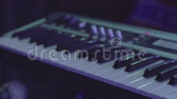 电子键盘乐器合成器视频的预览图