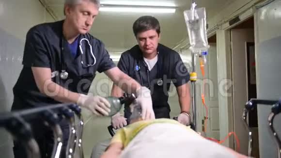 急诊科医生护士和外科医生移动重伤病人视频的预览图