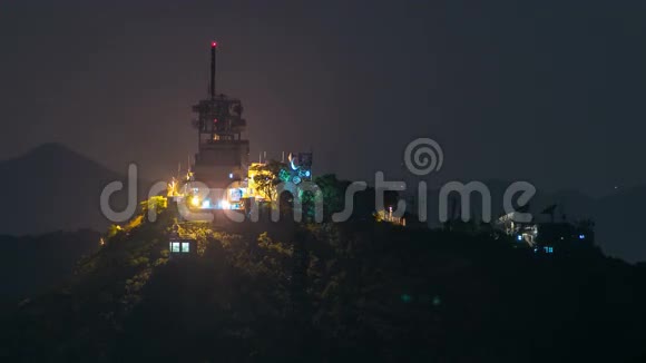 香港市区夜间山岭气象站视频的预览图